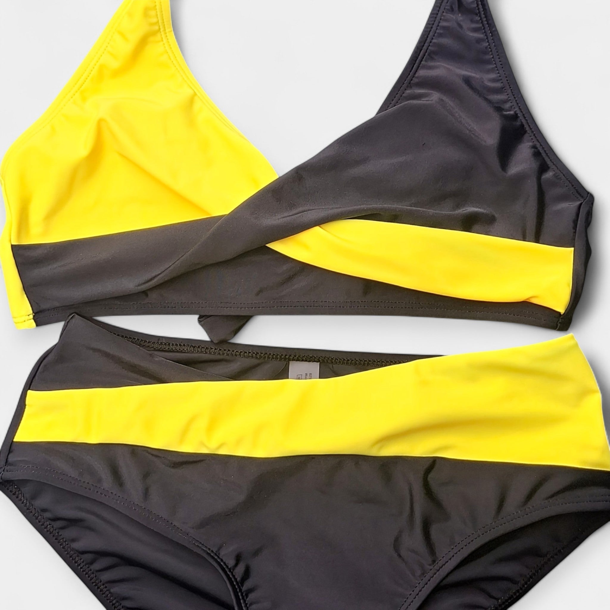 Bikini su Kryžminiu Kaklu